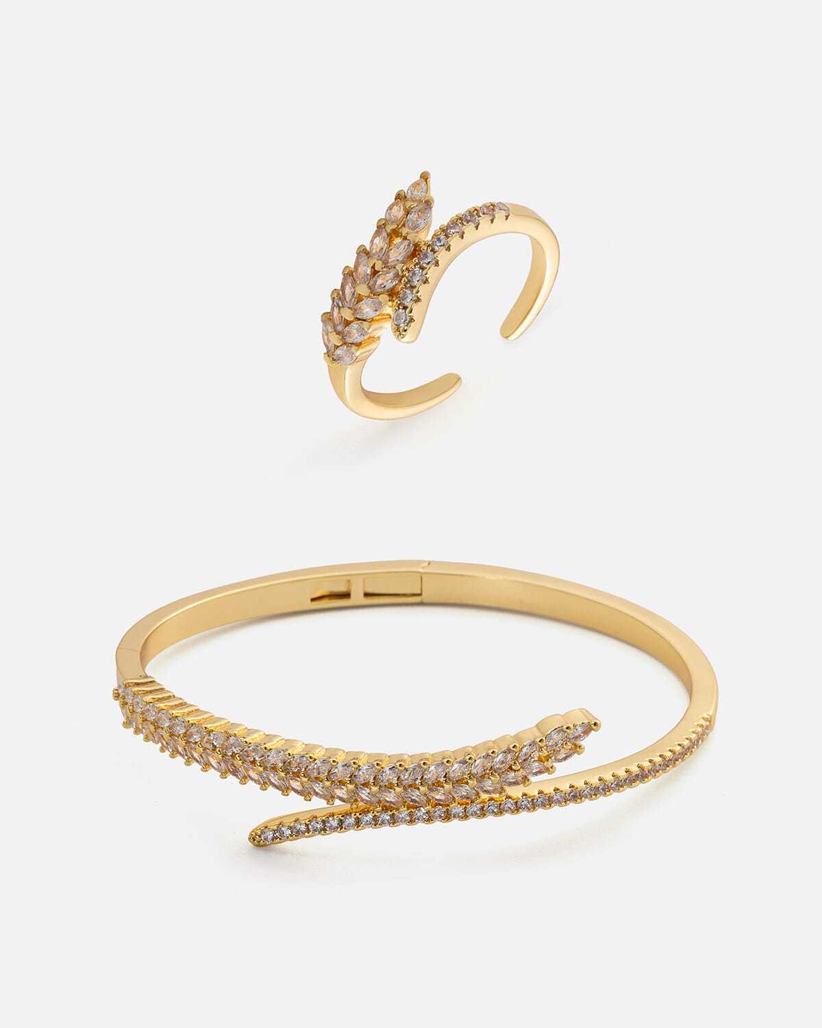 ‎ طقم نسائي فينشي أنيق بلون ذهبي